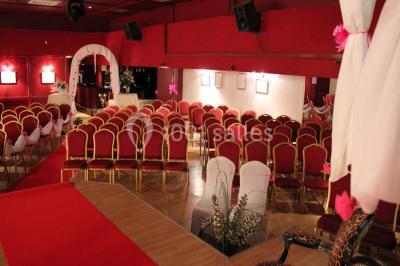 Assiette de salade composée avec melon, tomate, mozzarella, herbes fraîches et décoration florale, accompagnée de toasts et…