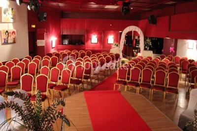 Assiette de salade composée avec melon, tomate, mozzarella, herbes fraîches et décoration florale, accompagnée de toasts et…