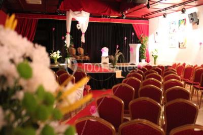 Assiette de salade composée avec melon, tomate, mozzarella, herbes fraîches et décoration florale, accompagnée de toasts et…