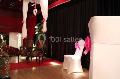 Assiette de salade composée avec melon, tomate, mozzarella, herbes fraîches et décoration florale, accompagnée de toasts et…