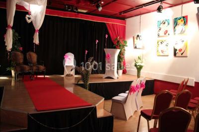 Assiette de salade composée avec melon, tomate, mozzarella, herbes fraîches et décoration florale, accompagnée de toasts et…