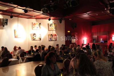 Assiette de salade composée avec melon, tomate, mozzarella, herbes fraîches et décoration florale, accompagnée de toasts et…