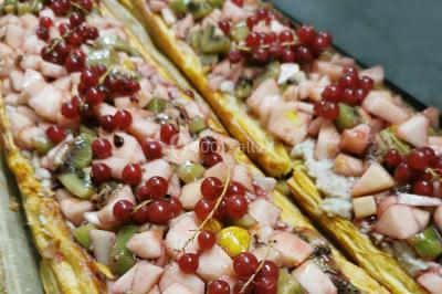 Assiette de salade composée avec melon, tomate, mozzarella, herbes fraîches et décoration florale, accompagnée de toasts et…