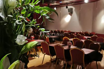 Assiette de salade composée avec melon, tomate, mozzarella, herbes fraîches et décoration florale, accompagnée de toasts et…
