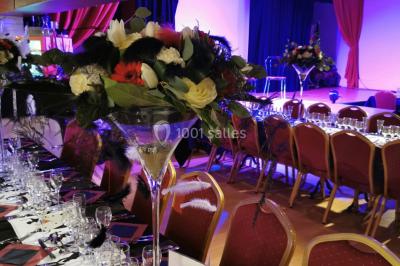 Assiette de salade composée avec melon, tomate, mozzarella, herbes fraîches et décoration florale, accompagnée de toasts et…