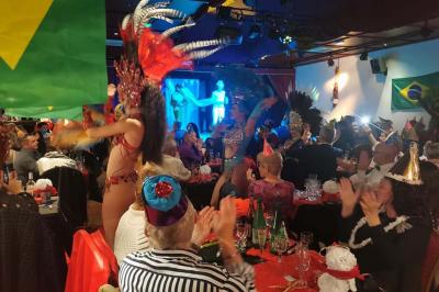 Assiette de salade composée avec melon, tomate, mozzarella, herbes fraîches et décoration florale, accompagnée de toasts et…