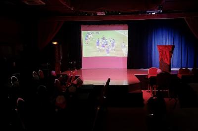 Assiette de salade composée avec melon, tomate, mozzarella, herbes fraîches et décoration florale, accompagnée de toasts et…