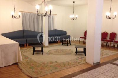 Salle de bain avec une douche à rideau blanc et violet, un lavabo avec serviettes pliées et un miroir mural.