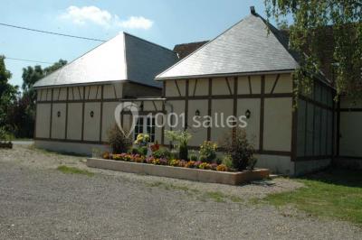 Salle de bain avec une douche à rideau blanc et violet, un lavabo avec serviettes pliées et un miroir mural.
