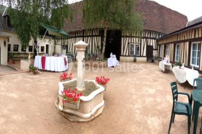 Salle de bain avec une douche à rideau blanc et violet, un lavabo avec serviettes pliées et un miroir mural.