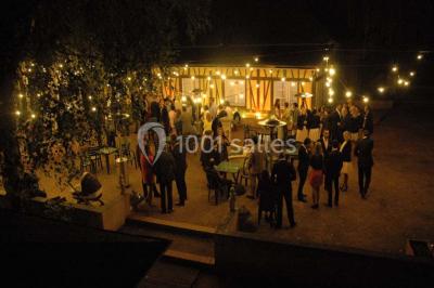 Salle de bain avec une douche à rideau blanc et violet, un lavabo avec serviettes pliées et un miroir mural.