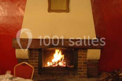 Salle de bain avec une douche à rideau blanc et violet, un lavabo avec serviettes pliées et un miroir mural.