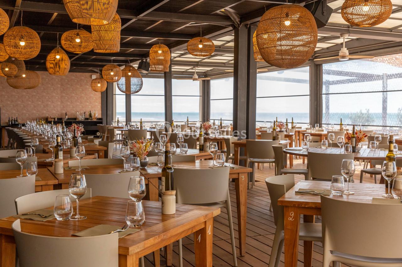 La salle de l'Hospitalet Beach, repas assis pour 150 personnes