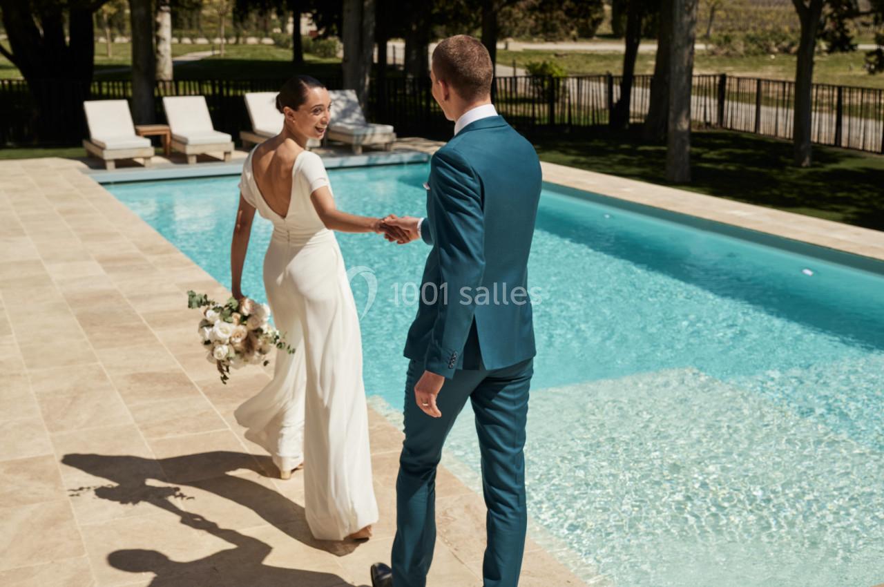 Séance photo au bord de la piscine de Château l'Hospitalet