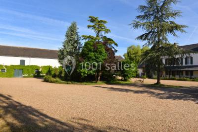 Un groupe de personnes assises dans une salle en bois assistent à une cérémonie officielle.