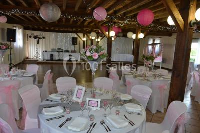 Un groupe de personnes assises dans une salle en bois assistent à une cérémonie officielle.