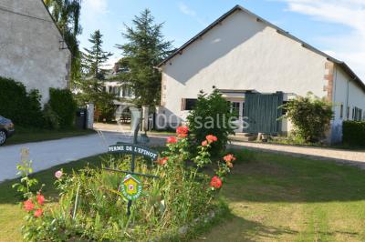 Un groupe de personnes assises dans une salle en bois assistent à une cérémonie officielle.