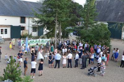 Un groupe de personnes assises dans une salle en bois assistent à une cérémonie officielle.