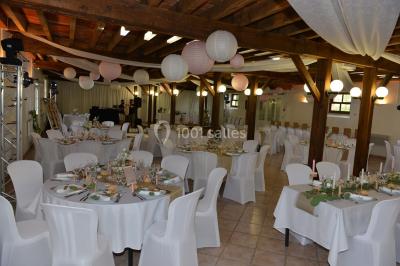 Un groupe de personnes assises dans une salle en bois assistent à une cérémonie officielle.