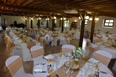 Un groupe de personnes assises dans une salle en bois assistent à une cérémonie officielle.