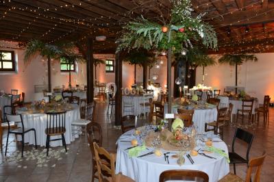 Un groupe de personnes assises dans une salle en bois assistent à une cérémonie officielle.