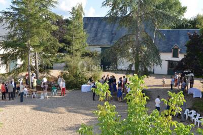 Un groupe de personnes assises dans une salle en bois assistent à une cérémonie officielle.