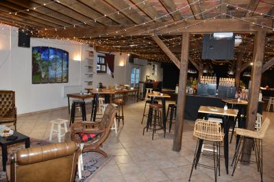 Un groupe de personnes assises dans une salle en bois assistent à une cérémonie officielle.