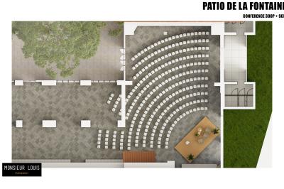 Une jument blanche et son poulain brun broutent dans un champ verdoyant bordé d'arbres.