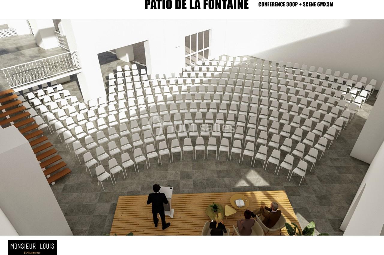 Disposition de chaises blanches en gradins dans un espace lumineux avec une estrade et un pupitre au premier plan.