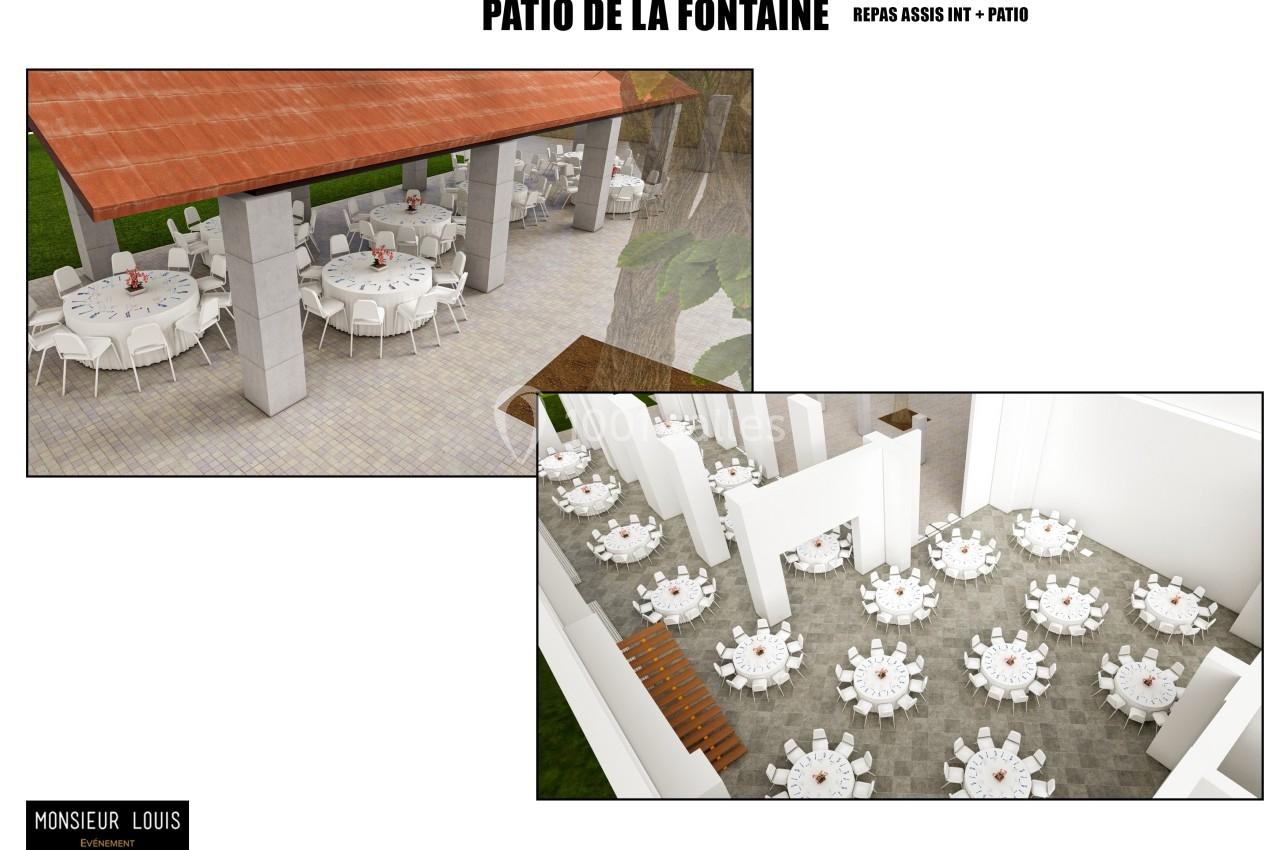 Vue d'un patio extérieur et d'une salle intérieure aménagés avec des tables rondes dressées pour un repas.