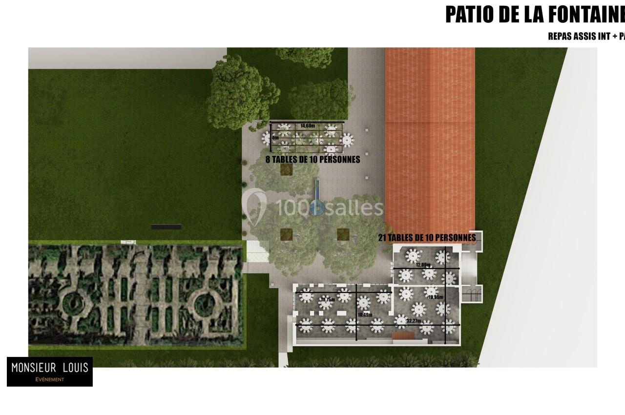 Plan aérien d'un patio avec disposition des tables, espaces verts et bâtiments adjacents.