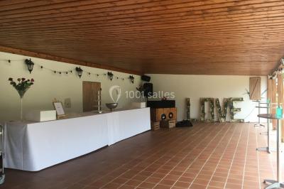 Chambre lumineuse avec lit double, bureau, télévision murale, fauteuil et fenêtre donnant sur l'extérieur.