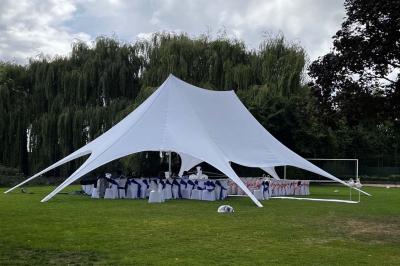 Chambre lumineuse avec lit double, bureau, télévision murale, fauteuil et fenêtre donnant sur l'extérieur.