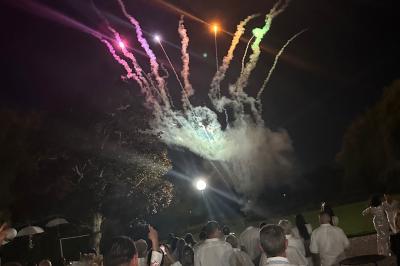 Chambre lumineuse avec lit double, bureau, télévision murale, fauteuil et fenêtre donnant sur l'extérieur.