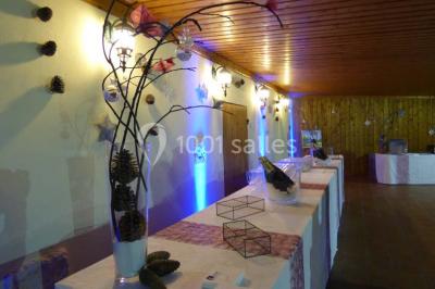 Chambre lumineuse avec lit double, bureau, télévision murale, fauteuil et fenêtre donnant sur l'extérieur.