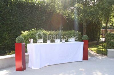 Chambre lumineuse avec lit double, bureau, télévision murale, fauteuil et fenêtre donnant sur l'extérieur.