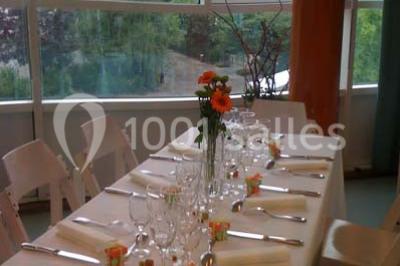 Vue nocturne depuis une fenêtre, montrant un parc éclairé, des arbres et des bâtiments en arrière-plan.