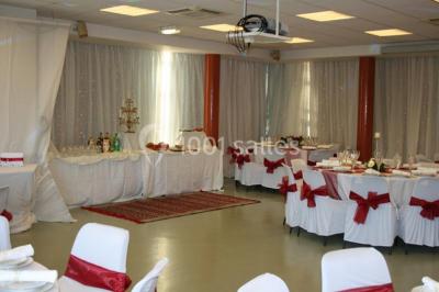 Vue nocturne depuis une fenêtre, montrant un parc éclairé, des arbres et des bâtiments en arrière-plan.