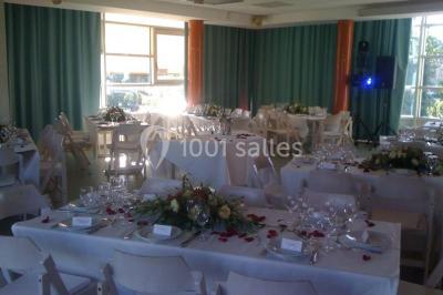 Vue nocturne depuis une fenêtre, montrant un parc éclairé, des arbres et des bâtiments en arrière-plan.