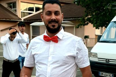 Assiette garnie de légumes variés, morceaux de viande et sauce rouge au centre, présentée sur un lit de salade.