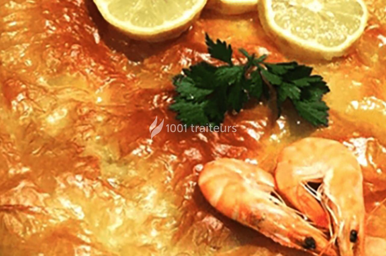 Feuilleté doré garni de crevettes, rondelles de citron et brin de persil frais.