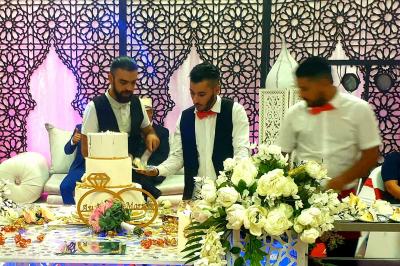 Assiette garnie de légumes variés, morceaux de viande et sauce rouge au centre, présentée sur un lit de salade.