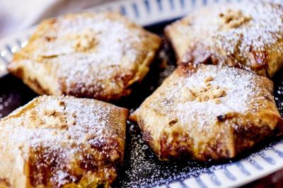 Assiette garnie de légumes variés, morceaux de viande et sauce rouge au centre, présentée sur un lit de salade.