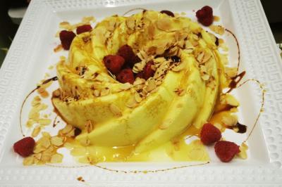 Assiette garnie de légumes variés, morceaux de viande et sauce rouge au centre, présentée sur un lit de salade.