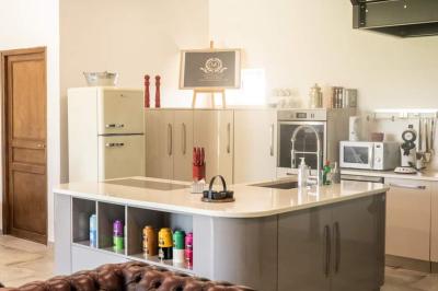 Lit simple avec une tête de lit en bois, couvert d'une couverture à motifs tropicaux, dans une chambre lumineuse.