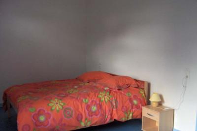 Table extérieure dressée avec des décorations vertes, des verres et des boissons, devant un bâtiment en briques.