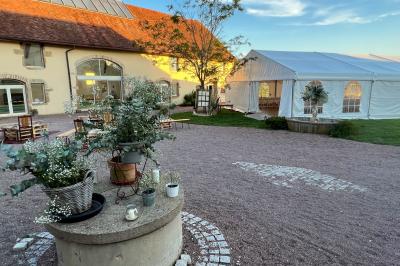 Un homme assis dans un hélicoptère au sol, souriant, avec un coucher de soleil et un champ en arrière-plan.