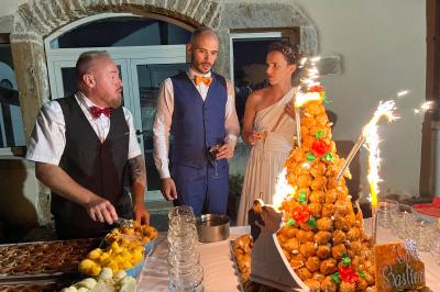 Un homme assis dans un hélicoptère au sol, souriant, avec un coucher de soleil et un champ en arrière-plan.