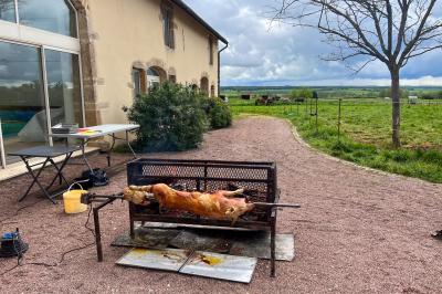 Un homme assis dans un hélicoptère au sol, souriant, avec un coucher de soleil et un champ en arrière-plan.