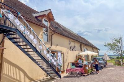 Un homme assis dans un hélicoptère au sol, souriant, avec un coucher de soleil et un champ en arrière-plan.